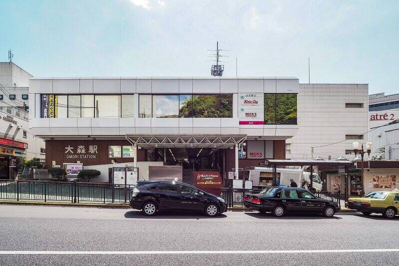 最寄りは京浜東北線「大森」駅。駅直結の商業施設「アトレ大森」のほか、飲食店なども充実しています。