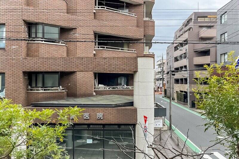 お隣の建物と向かい合わせなものの、間の植栽が視界を和らげてくれています。