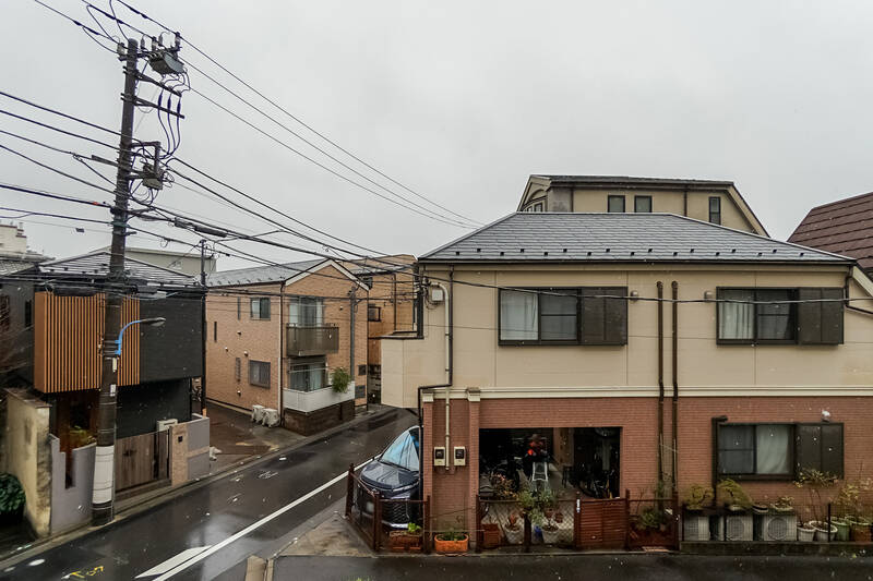 周囲は低層住宅等が広がり、空を感じる眺望。戸建てとの間は距離が空いているので圧迫感はありません。