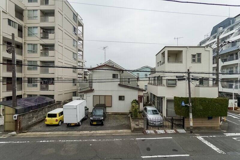 お向かいには戸建てやマンションがあります。道路を隔てているので圧迫感はありません。