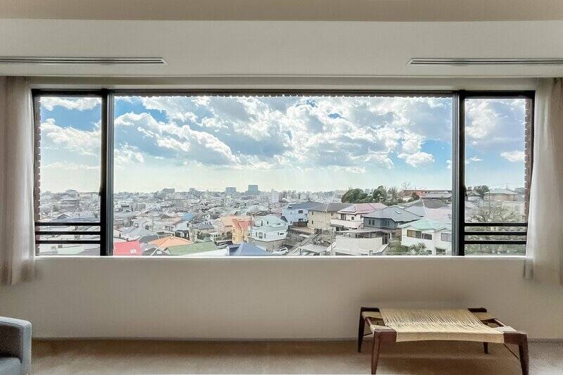 南向きの横長窓からは空と街を一望。思わず溜息が漏れる景色です。