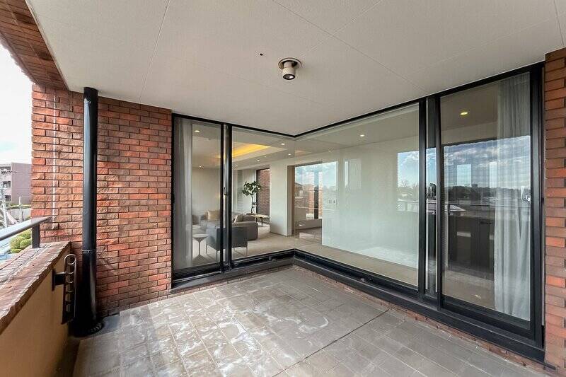 全面に庇がかかっているためインナーテラスのように使えそう。植栽やガーデンテーブルで空間を彩ってはいかがでしょうか。