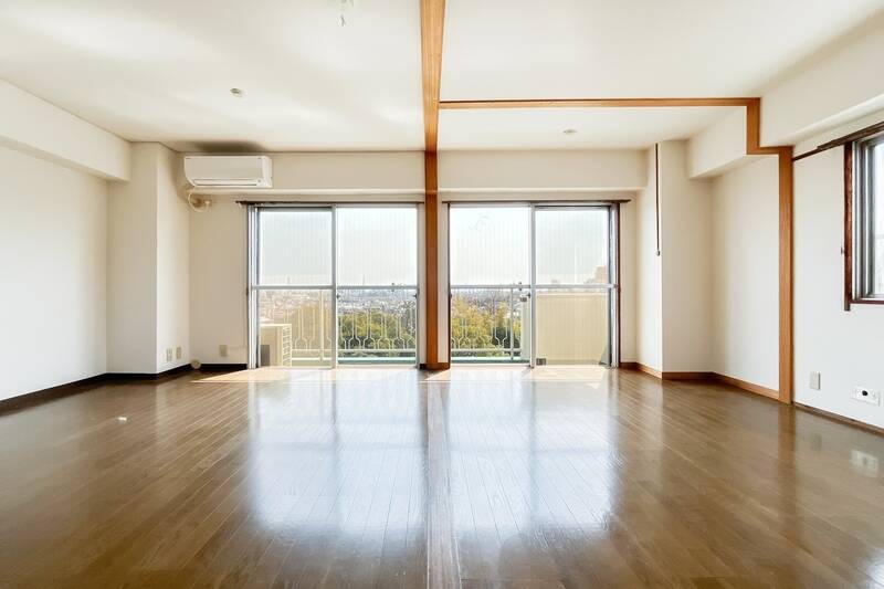 何時間でもぼーっと眺めてしまいそうな気持ちのいい景色。バルコニーの鉄柵の意匠がまた可愛い……。
