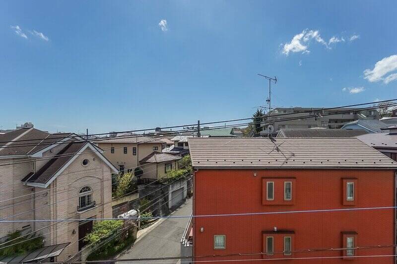 こちらは4階の住戸です。周辺に背の高い建物は見当たらず、大きく開けた空を眺めることができます。うーん、いい天気。