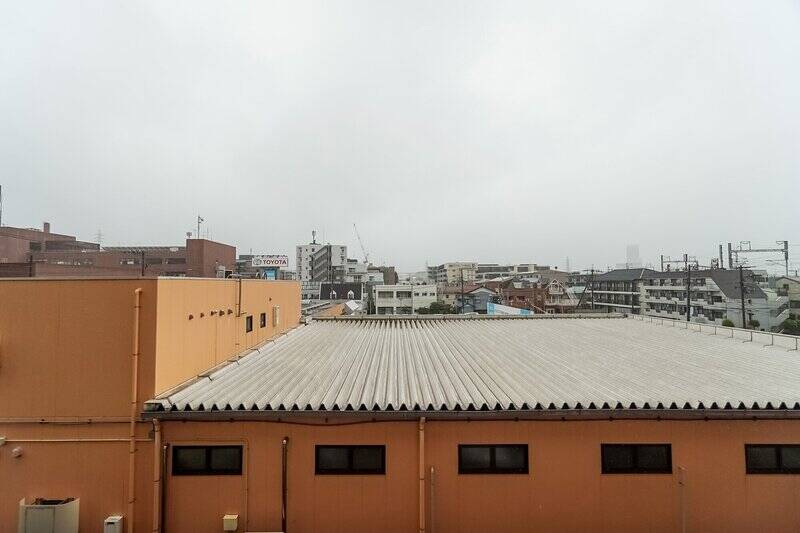 こちらは３階の住戸です。ラッキーなことに正面の建物より背が高く、外からの視線が気になることもなさそう。