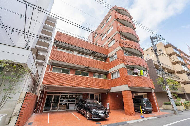 1982年竣工、総戸数15戸のマンション。レンガタイルがレトロな雰囲気で可愛らしい。