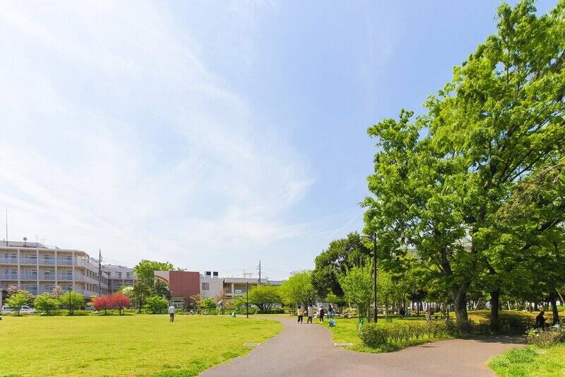 ご紹介する物件は、最寄りの東急田園都市線「池尻大橋」駅から徒歩5分。「東山公園」(徒歩2分)とは道路を挟んで隣接しており、緑豊かな環境が身近にある住まいです。