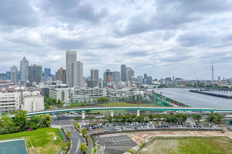 目の前は広がる空と海。右手にはスカイツリーが! ベイエリアのタワーマンションならではの見事な眺望です。
