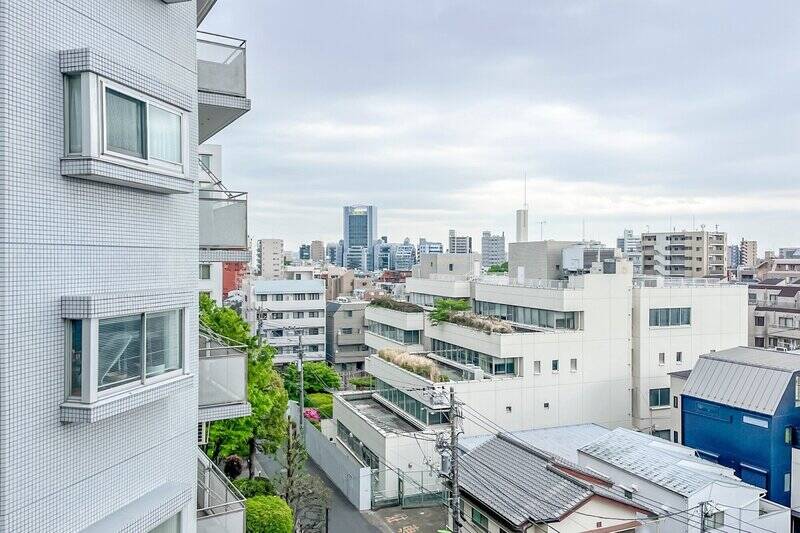 左右を建物の外壁に挟まれていますが、だからこそこの “絶妙な抜け感” が味わえるのです!