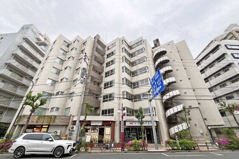 エッジの立ったファサードに螺旋階段の非対称性が萌え♡ 1階には飲食店などのテナントが入っています。