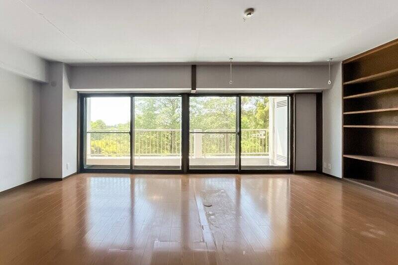 住戸が所在するのは6階。大木の枝葉が目の前にくる位置です。