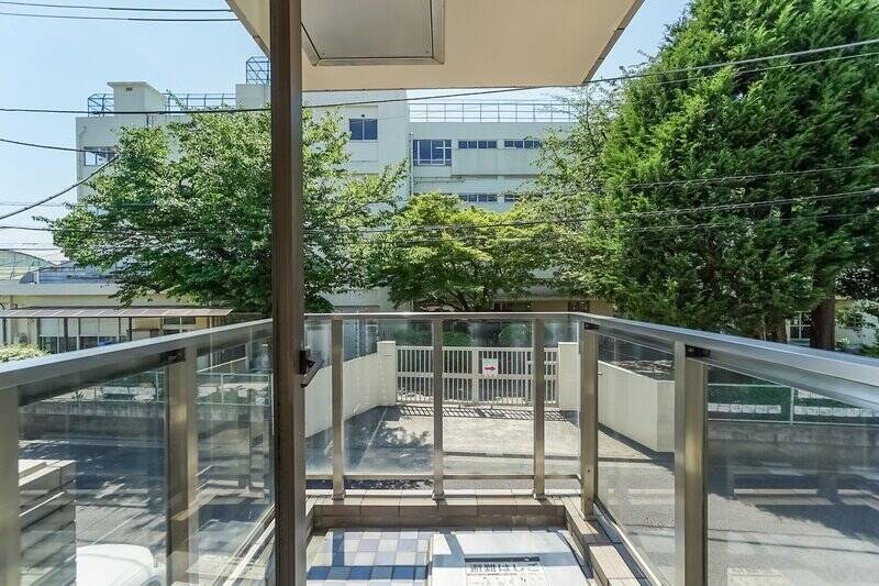 バルコニーといえば横に長いもの……を想像しがちですが、こちらの物件ではなんと縦長です。大きく外に突き出していて、先端に立つといい風を浴びられます。植物の特等席にするのも素敵カモ。