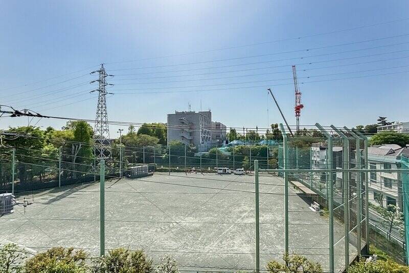 4階所在・西向きバルコニーの前には、中学校のグラウンドが。学生の声が届くことはあるかもしれませんが、そのぶん視界が開けていますね。