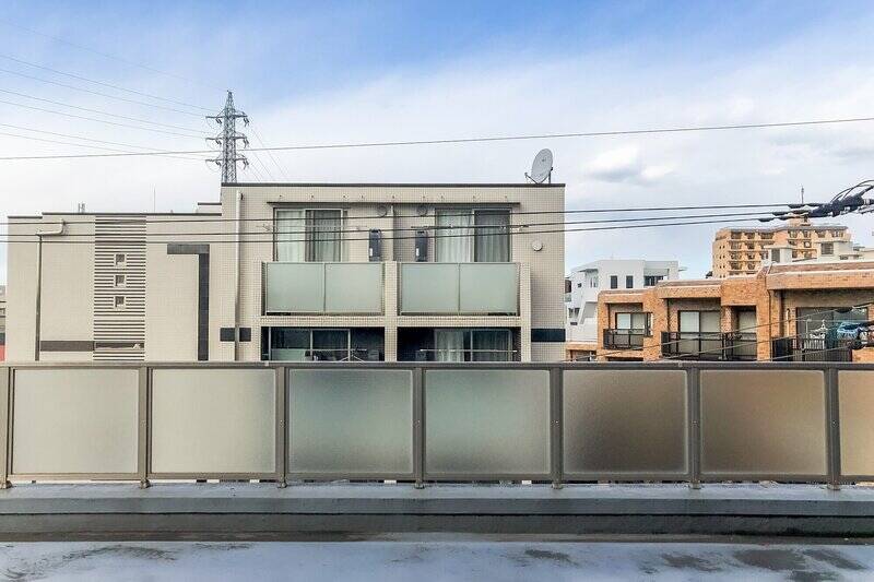 こちらは北向き。正面にはマンションが見えるものの、ルーフバルコニーには十分な広さがあるため圧迫感はそこまで感じません。
