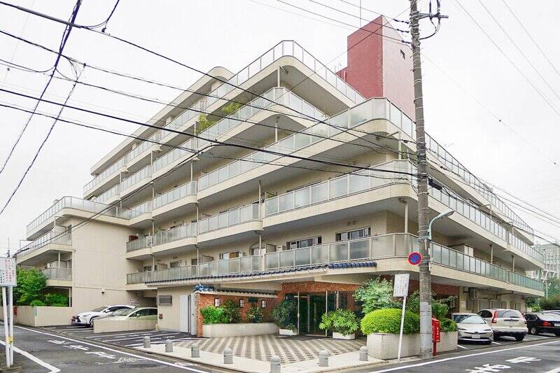 1973年竣工・総戸数は62戸。宅配ボックス・防犯カメラを完備しています。