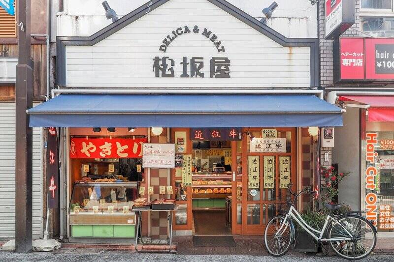 商店街にある「松坂屋精肉店」には、いつも店頭に美味しそうなお惣菜が並んでいます。揚げ物だけでなく、お惣菜や串焼きなどもあるので、晩御飯の一品にいかがでしょう?(徒歩7分)