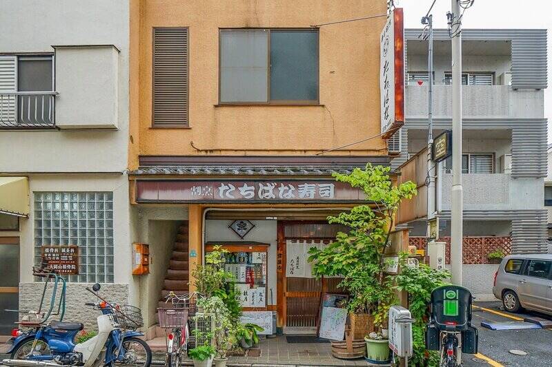 美味しい予感が漂う外観の「たちばな寿司」。リーズナブルなランチが人気の、地元民に愛されるお寿司屋さんです。普段使いできる、街のお寿司屋さんっていいですよね。(徒歩6分)