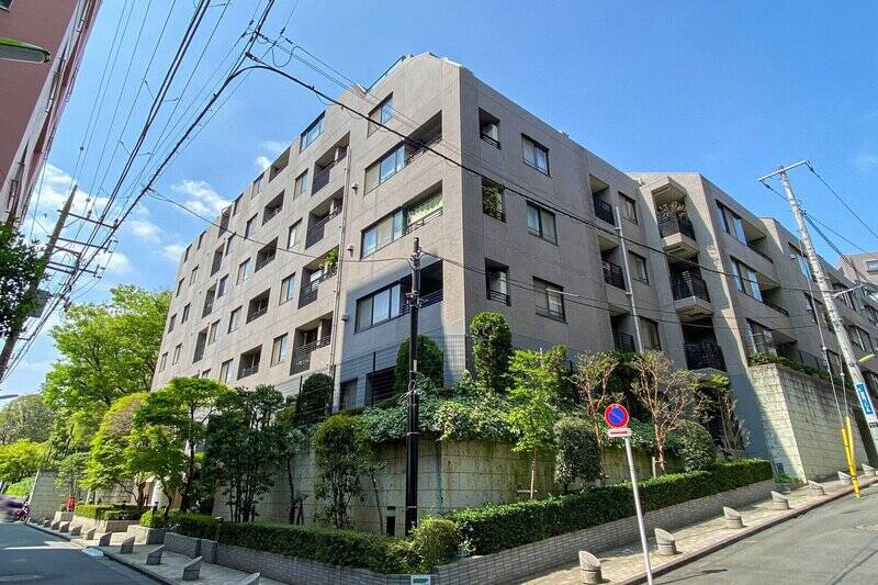 2000年築、地上8階建て、総戸数57戸のマンション。