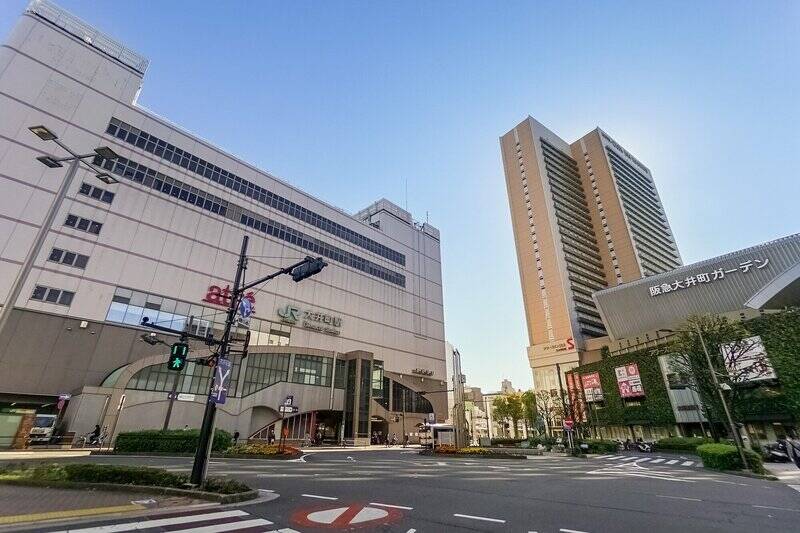 JR京浜東北線など計3路線利用可能な「大井町」駅まで徒歩10分。最寄り駅の京急本線「鮫洲」駅(徒歩2分)も利用でき、新幹線停車駅や空港にアクセスしやすい立地です。