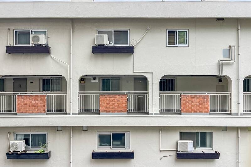 正面は同じマンションの別棟に面しています。廊下部分はそこまで人の行き来がなさそうなうえ、窓には曇りガラスが使われているものの、気になる場合は薄手のカーテンやブラインドをしておくのがベターかもしれません。