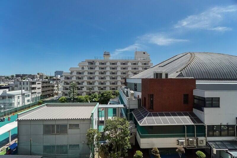 空が大きく見えるのは5階の住戸らしい特権♡ やや距離を置いて、お向かいには「青葉学園幼稚園」が見えます。取材は平日の午前中でしたが、窓を閉めている状態では特に大きな音・声などは聞こえてきませんでした。