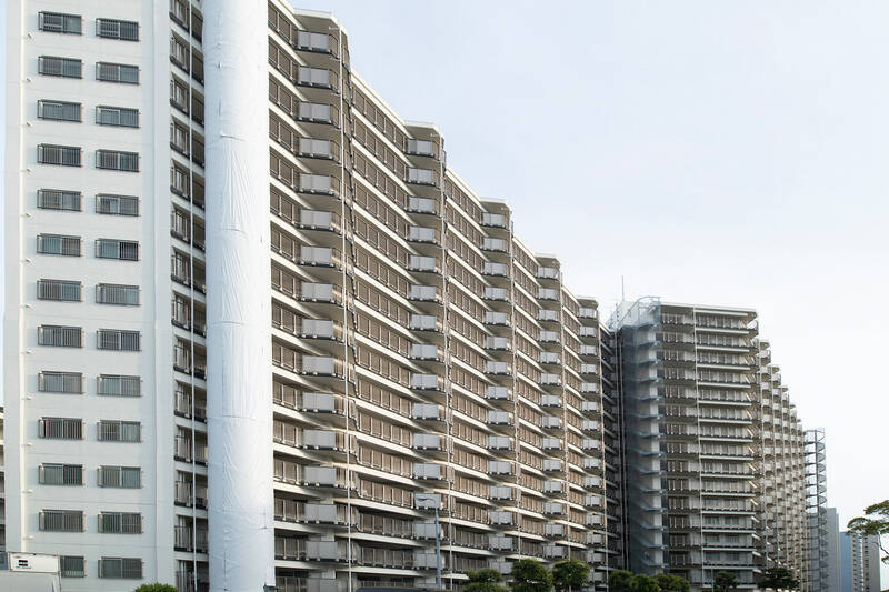 1975年竣工、総戸数220戸の大規模マンションです。敷地内には駐車場も完備されています。最新の空き情報はエージェントまでお尋ねください。