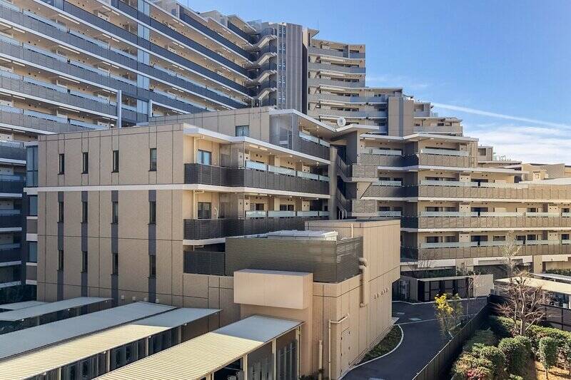 正面には大規模なマンションが鎮座。写真では見切れていますが、左手に向かいのマンションのバルコニーがあります。視線の届きそうな距離感なので、普段はレースカーテンを利用するのがよさそうです。