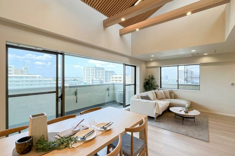 どどん! 窓もこんなに広いんです。サッシが少なく景色が遮られないので、浮遊感すら感じます。二面採光、うれしい!