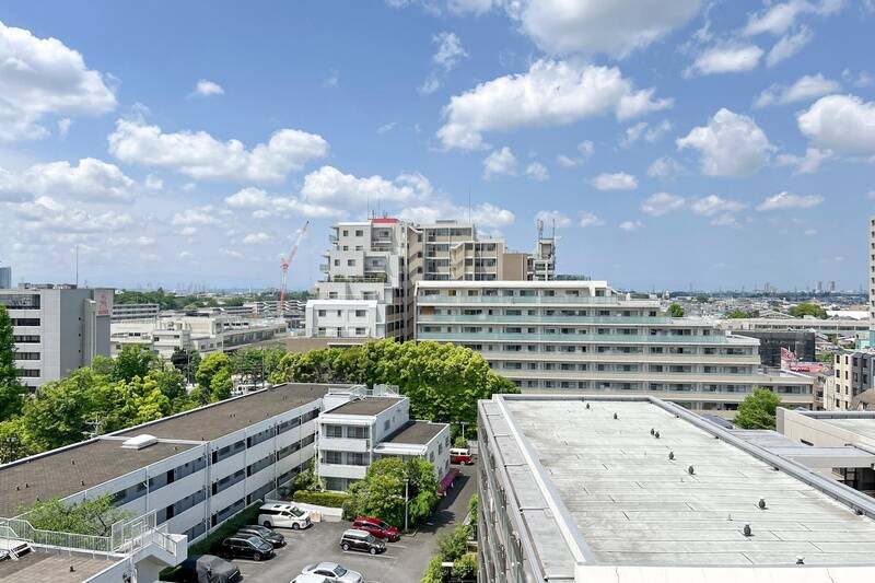 バルコニーにやってきました。広がる空と見晴らしのよい眺望。ほどよく見えるグリーンがまたいい。ぼーっと眺めていたくなる気持ちのよい景色です。