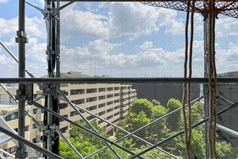 こちらはマンション共用部の中庭向き。別棟とほどよく距離が取れているので、視線はそこまで気にならなそうです。