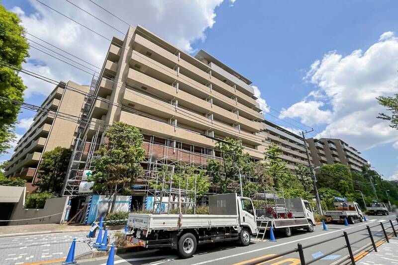 マンションは1998年竣工で<b>新耐震基準に適合</b>。全340戸のビッグコミュニティです。現在行われている大規模修繕工事は2025年7月の完了を予定しています。