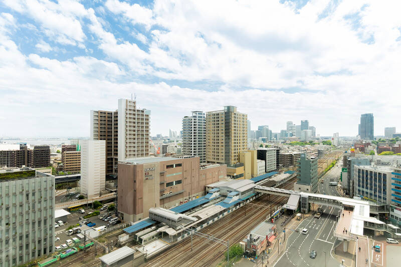 LDK正面の窓の先には、街を一望する開けた景色が広がります。
