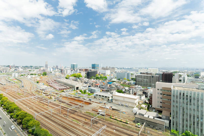 東側の窓からは、線路とビルを超えて、みなとみらい方面を望むビューが広がります。ベイブリッジの姿も見えますよ!