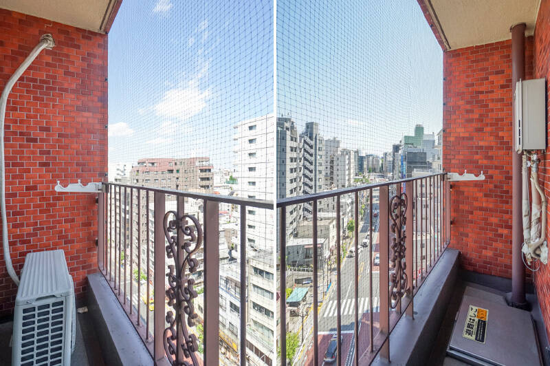 こちらのバルコニーには物干し金具がついています。