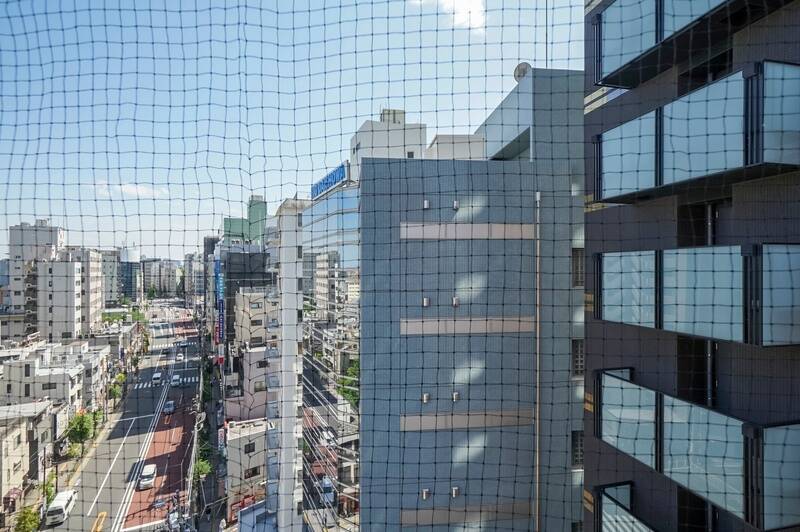 もうひとつのバルコニー、こちらは南西側。本郷通りを見下ろせます。