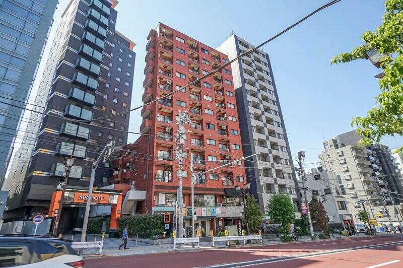 1980年築、地上12階建て、総戸数46戸のマンション。下階には飲食店などのテナントが入居しています。