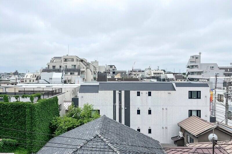 いま立っているバルコニーはマンションの5階部分。建物と空のハーフ&ハーフです!