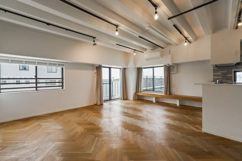 LDKは南と西の二面採光です。南側(写真左)の掃き出し窓の向こうには「三鷹中央通り」に面したコンパクトなバルコニーが備わっています。そして西側(写真右)、造り付けのベンチを越えて、窓の外に出てみると……?