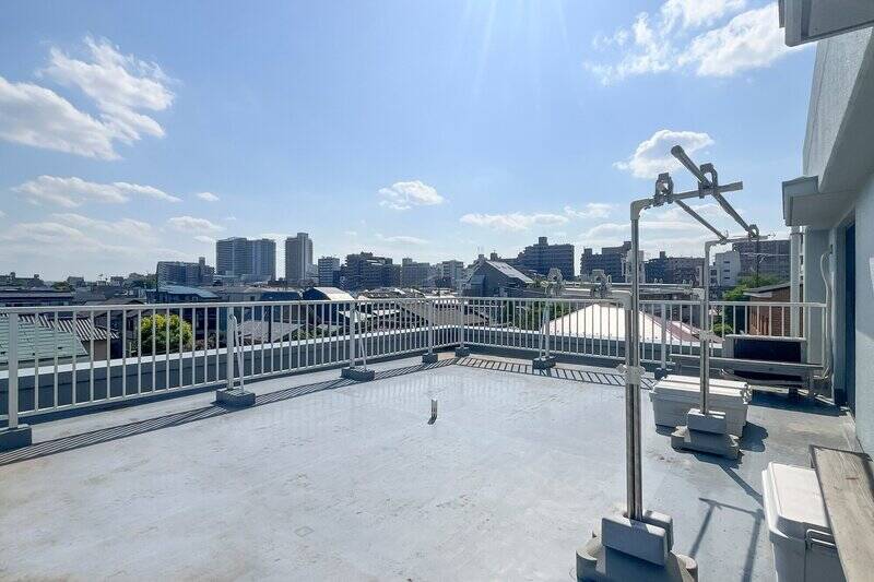 気持ちのいい空! ガーデンテーブルやデッキチェアをゆったり置けるくらいの広さです。