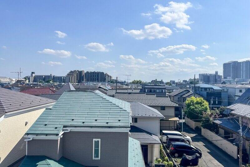 周囲は低層住宅が広がっていて、見晴らしがいいです。夏の花火大会の時期には、遠くに花火が見えたのだとか。<p><br></p>