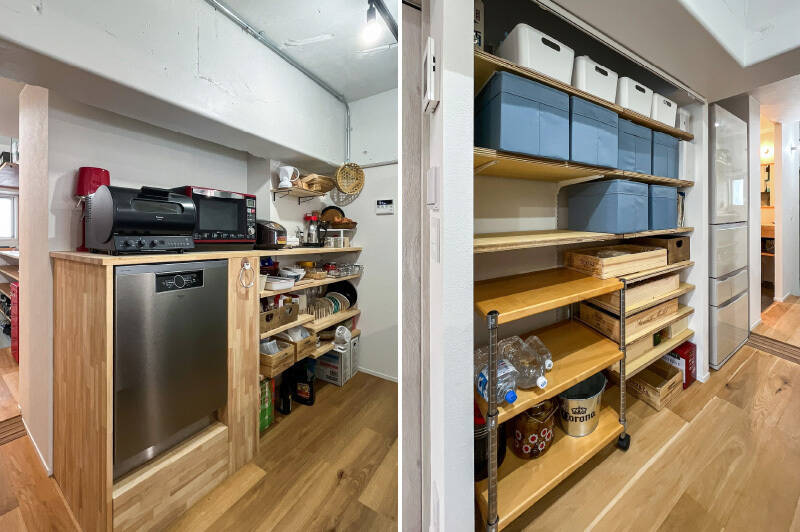 <b>左・</b>背面には食洗機がすっぽりとハマった食器棚が。調理家電置き場としても利用できます。/<b>右・</b>キッチン脇のパントリースペース。隣に冷蔵庫置き場があります。