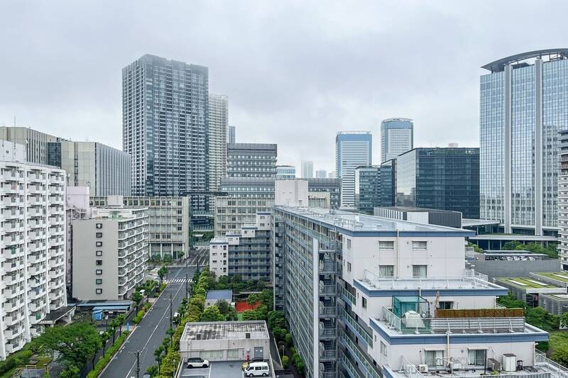 南西向きのバルコニー。高層ビルやマンションが建ち並ぶシティビューです。向き合う建物はなく、人目を気にせず過ごせそう。