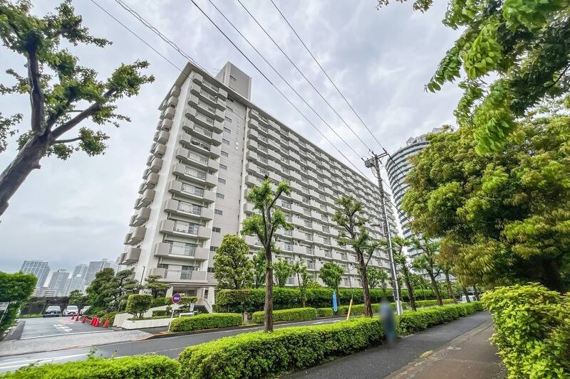 東京メトロ有楽町線「豊洲」駅から歩くこと約10分。今回ご紹介するのはベイエリアに建つ、運河沿いのマンション。竣工は1981年で、総戸数は165戸とビッグコミュニティです。