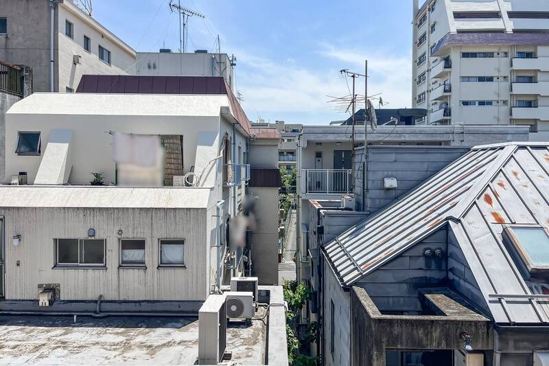 建物が入り組んだ住宅街ながら、空も見える贅沢さ。