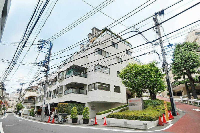 竣工1973年・総戸数は132戸です。大規模修繕工事は2024年に終えたばかり。ビッグコミュニティの恩恵により共益費が控えめなうえ、管理体制も良好です。