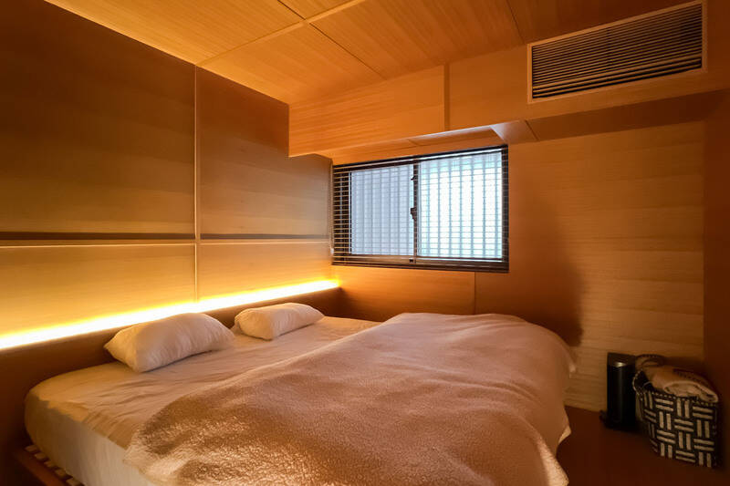 本物の木素材を使用した、落ち着きある空間。窓は南東向きです。