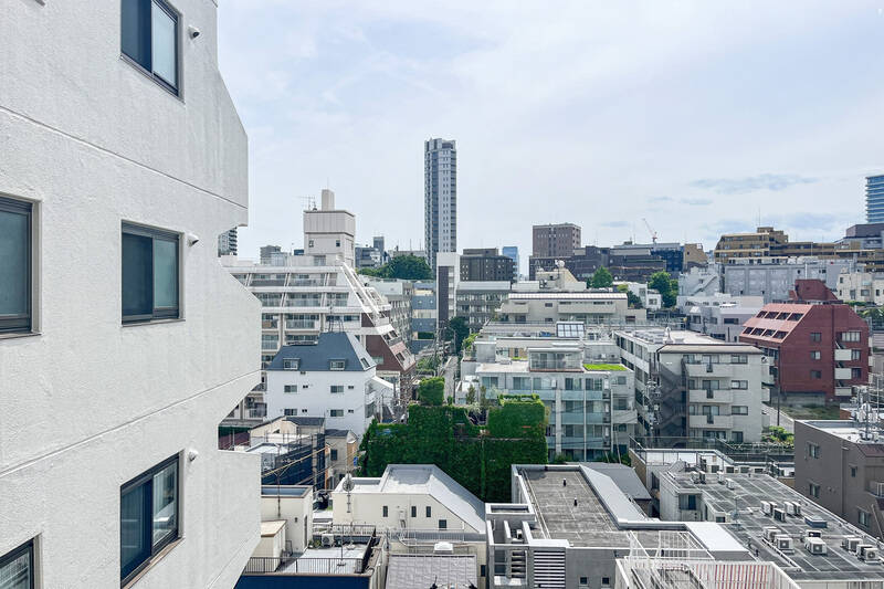 9階所在の住戸。建物とは十分な距離が取れており、視界が開けています。