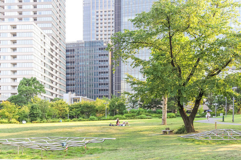 週末になるとピクニックする方で賑わう「檜町公園」も徒歩6分。ゴロンと横になり読書する人の姿もちらほら。まさに都会のオアシスです。