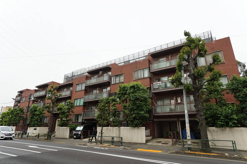 総戸数24戸の小規模なタイル貼りマンション。1979年竣工とそこそこ長い歴史がある建物ですが、重厚感のある佇まいです。