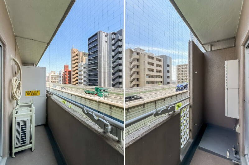 鳩よけネットが掛けられています。物干しで煤が気になる場合は、浴室乾燥機や乾燥機付き洗濯機の利用もご検討ください。